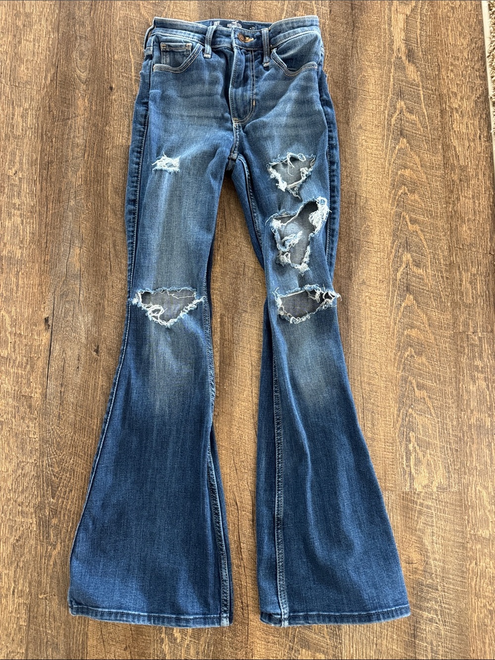 Hollister Distressed Flare Jeans in Medium Blue Wash size 00S